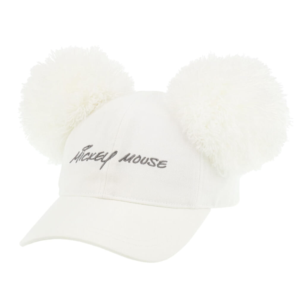 大きなポンポンの耳がついたキャップホワイト前