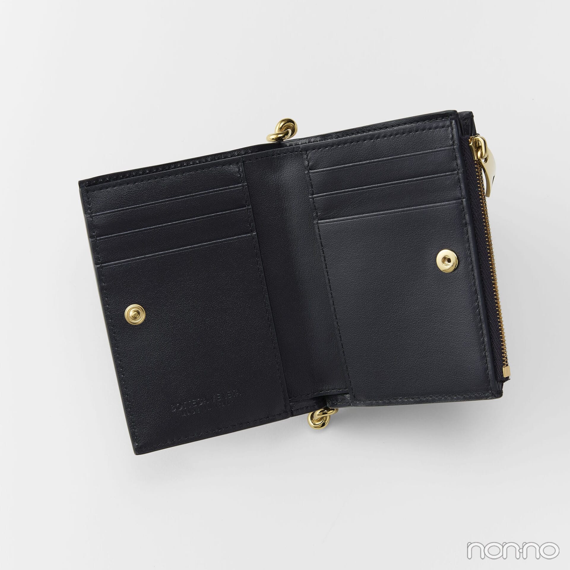 ボッテガ・ヴェネタの財布「ソルティス スモール 二つ折りウォレット」を開いた状態　中身　内ポケット