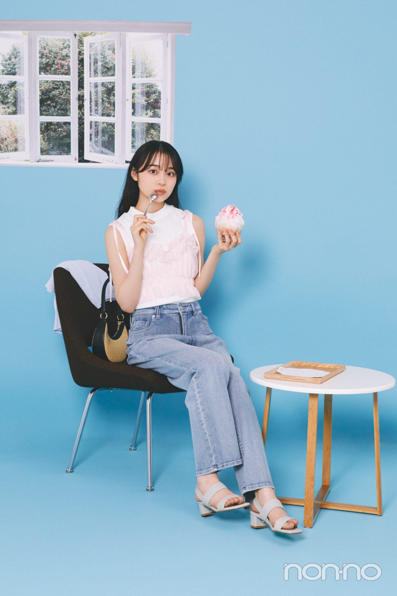 林芽亜里の大学生の一週間コーデ、金曜日のデニムスタイル