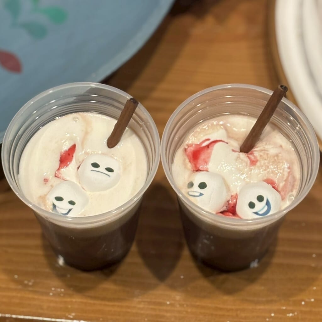 ファンタジースプリングス ホットチョコレート（リンゴンベリー＆ホイップ）