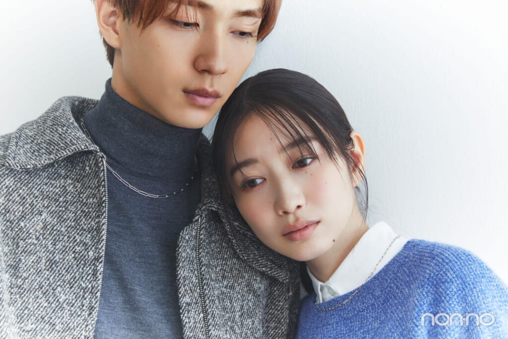シンプル派カップルにおすすめのペアネックレスをつけた野村康太と岡本夏美の寄り