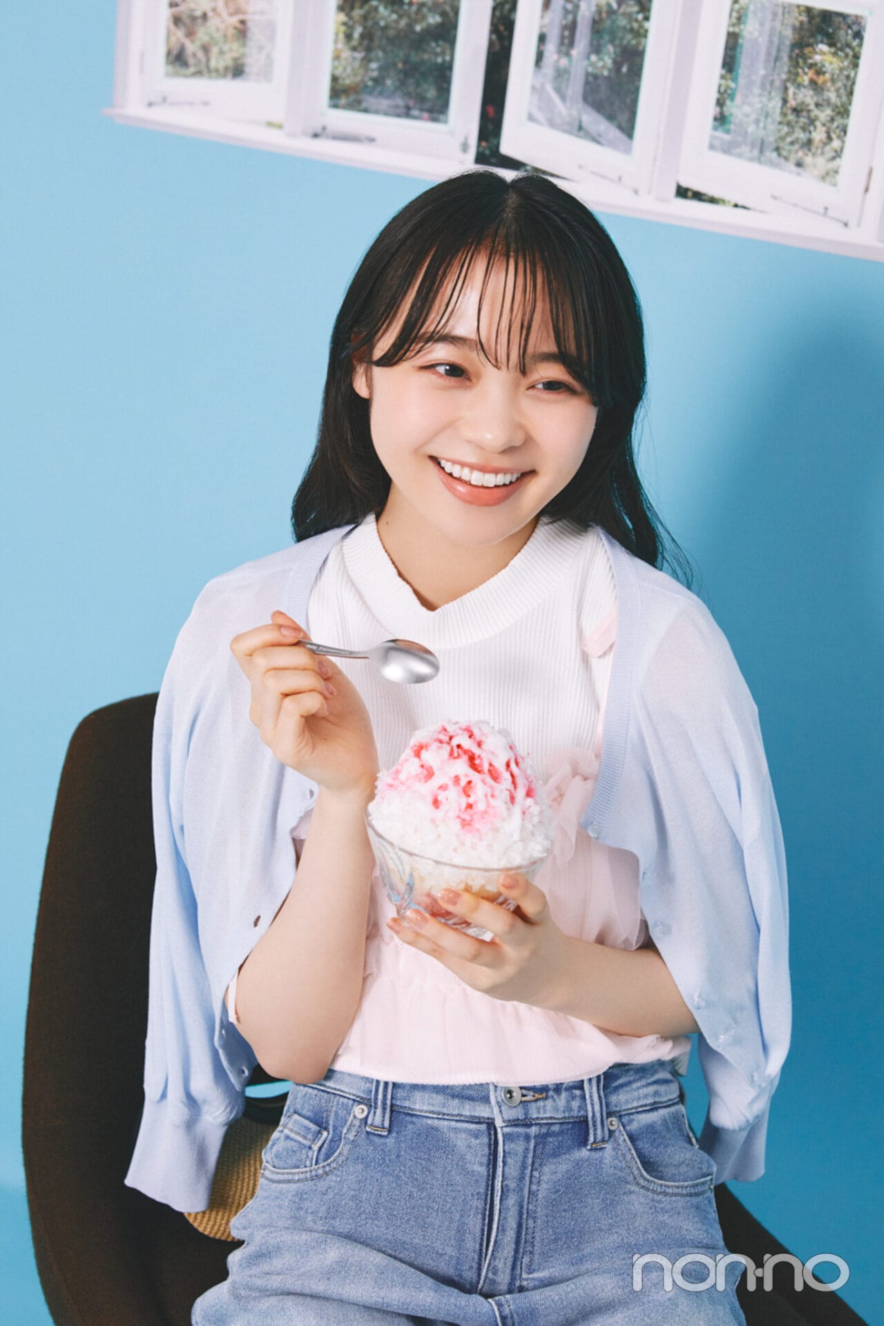 ブルーのカーディガンを羽織る林芽亜里