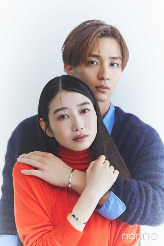 シンプル派カップルにおすすめのペアバングルをつけた野村康太と岡本夏美