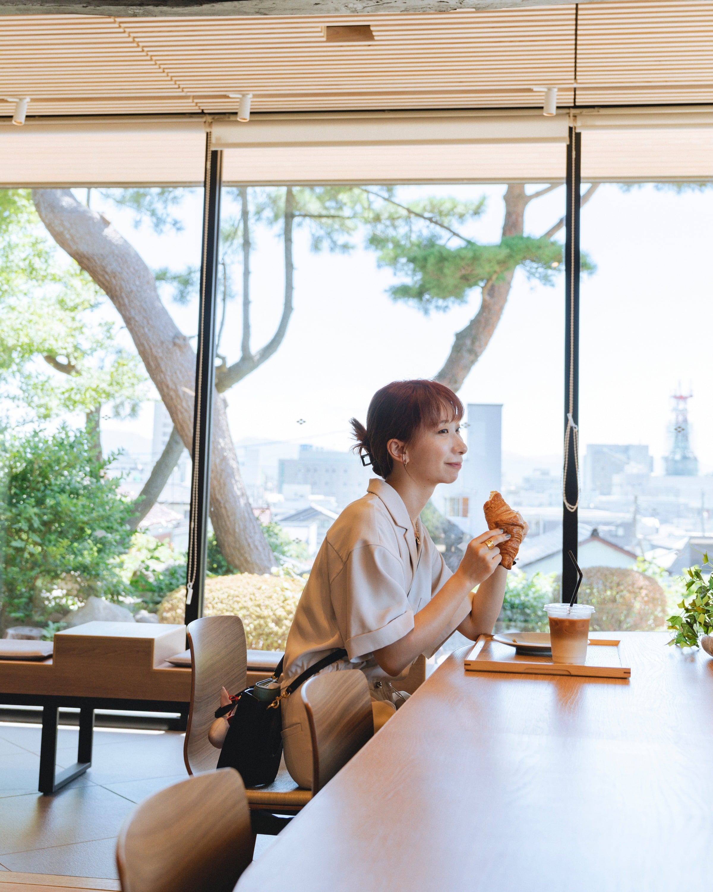 日和山小幡楼にあるヒヨリベーカリー＆カフェで飲食している様子