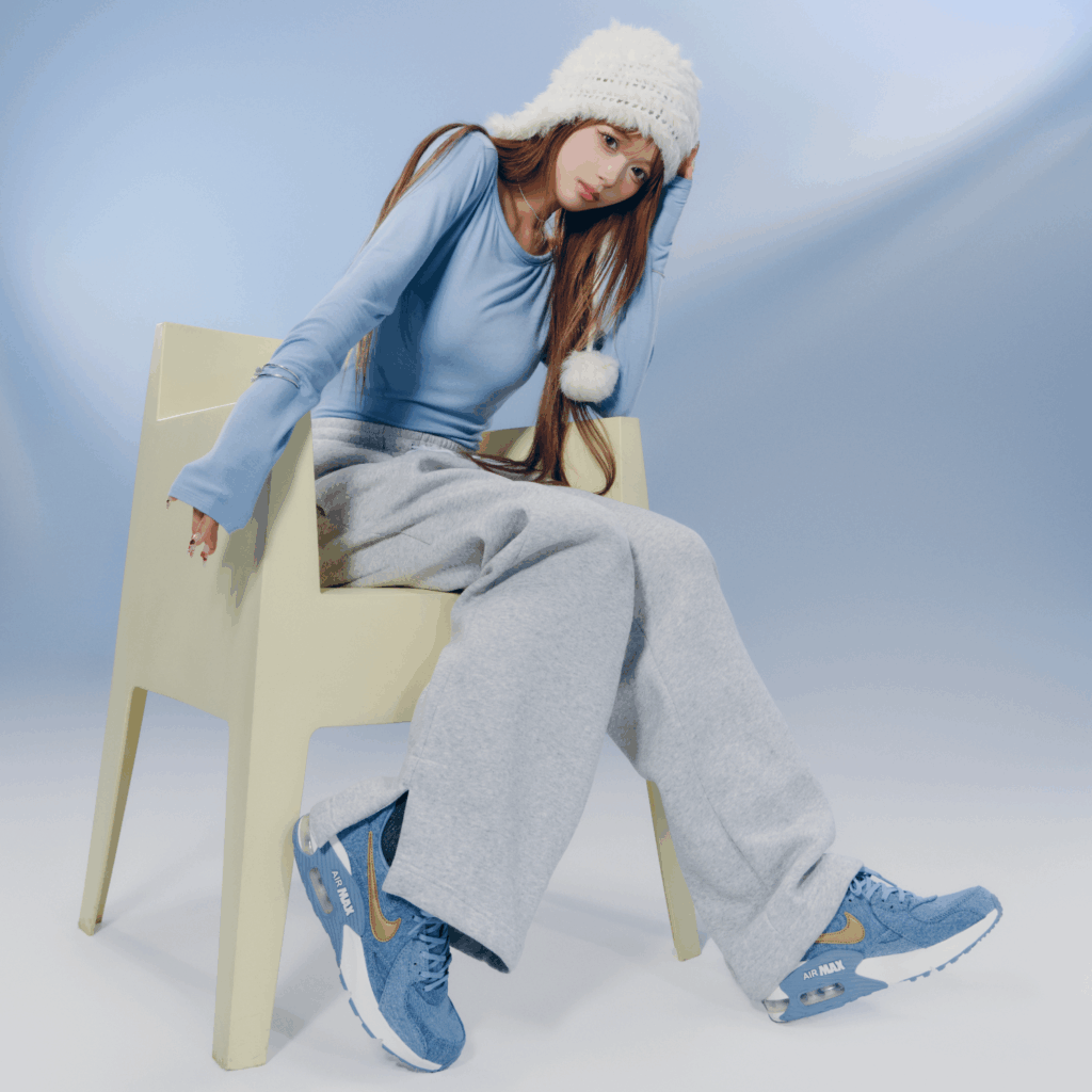 Nike Air Max Excee Denimにカットソー×スウェットパンツを合わせたリラクシースタイル