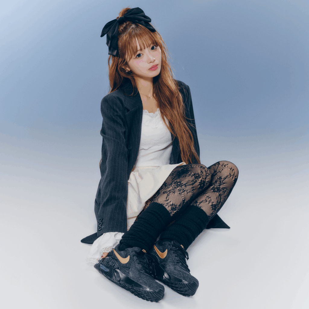 Nike Air Max Excee Denimにジャケット×バルーンミニを合わせたガーリーコーデ