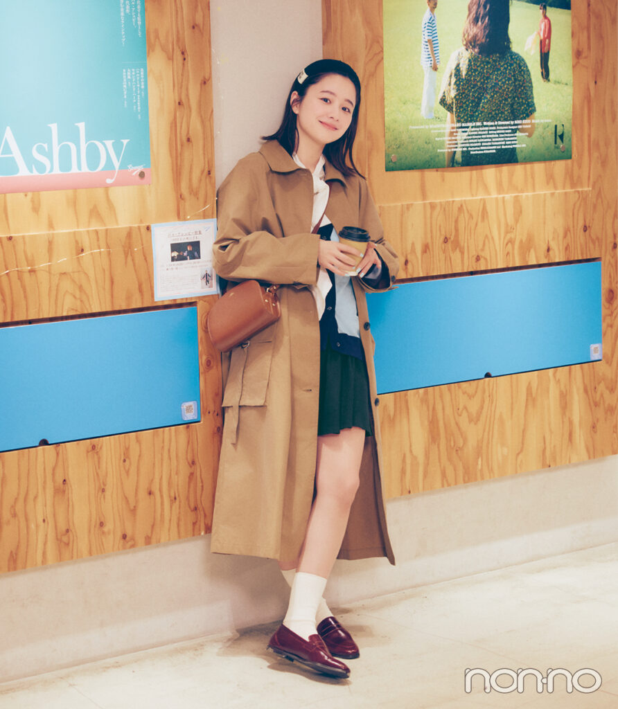 堀田真由のお散歩に行く時の春アウター「Aラインステンカラーコート」