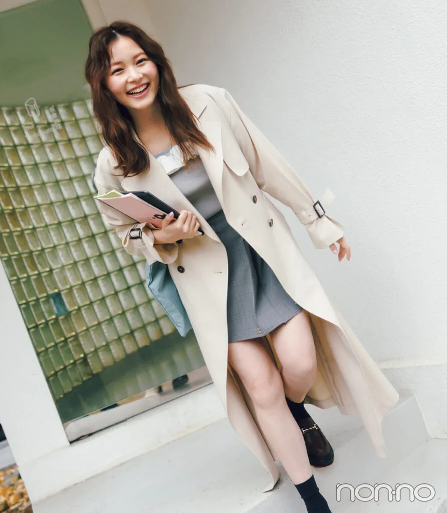 久間田琳加の大学生の一週間コーデ、月曜日のトレンチコートスタイル