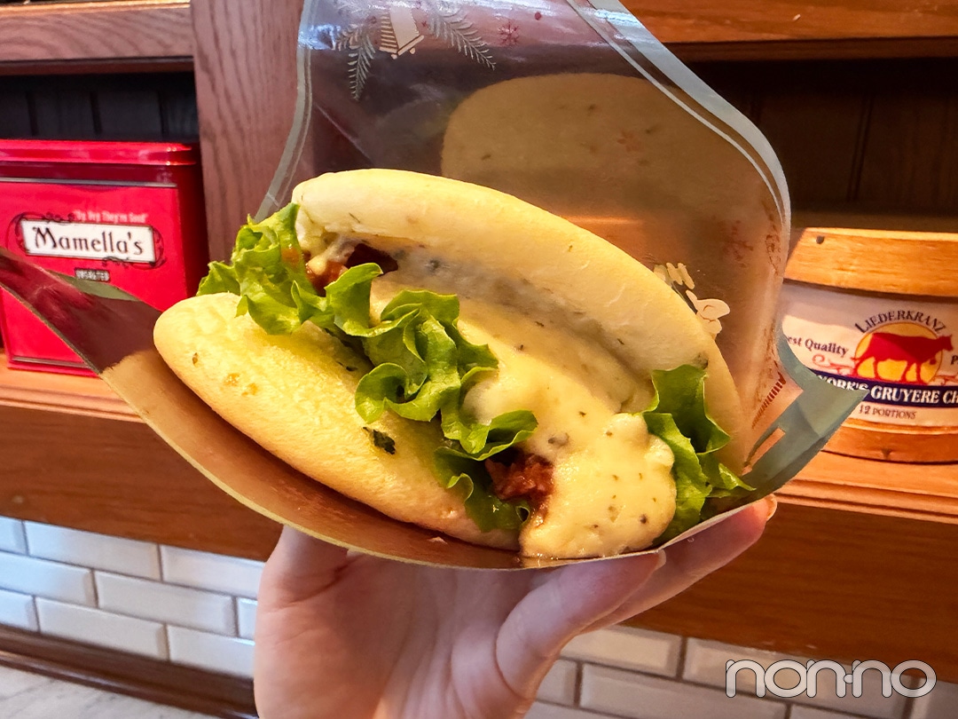 ローストビーフやトリュフ香るマッシュポテトのサンドウィッチ