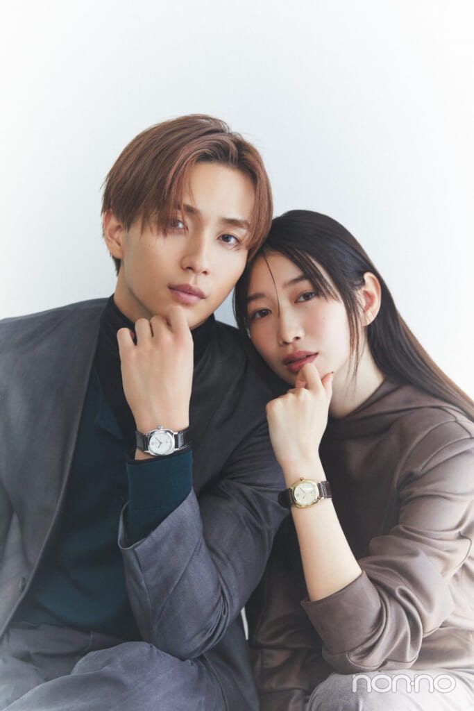 シンプル派カップルにおすすめのペアネウォッチをつけた野村康太と岡本夏美