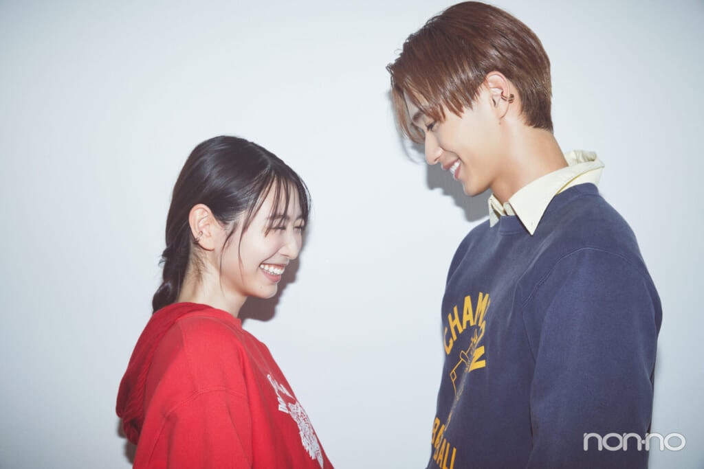 カジュアル派カップルにおすすめのペアイヤカフをつけた野村康太と岡本夏美