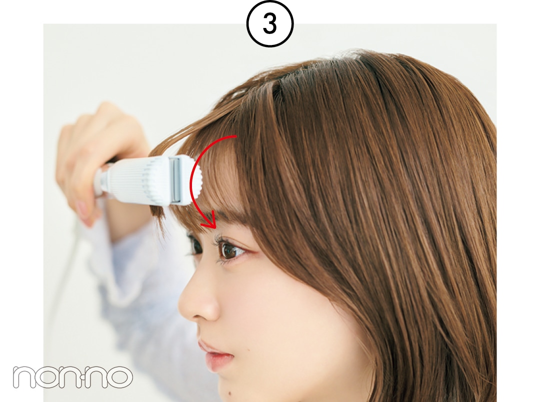 外側の前髪にもストレートアイロンをかける女性