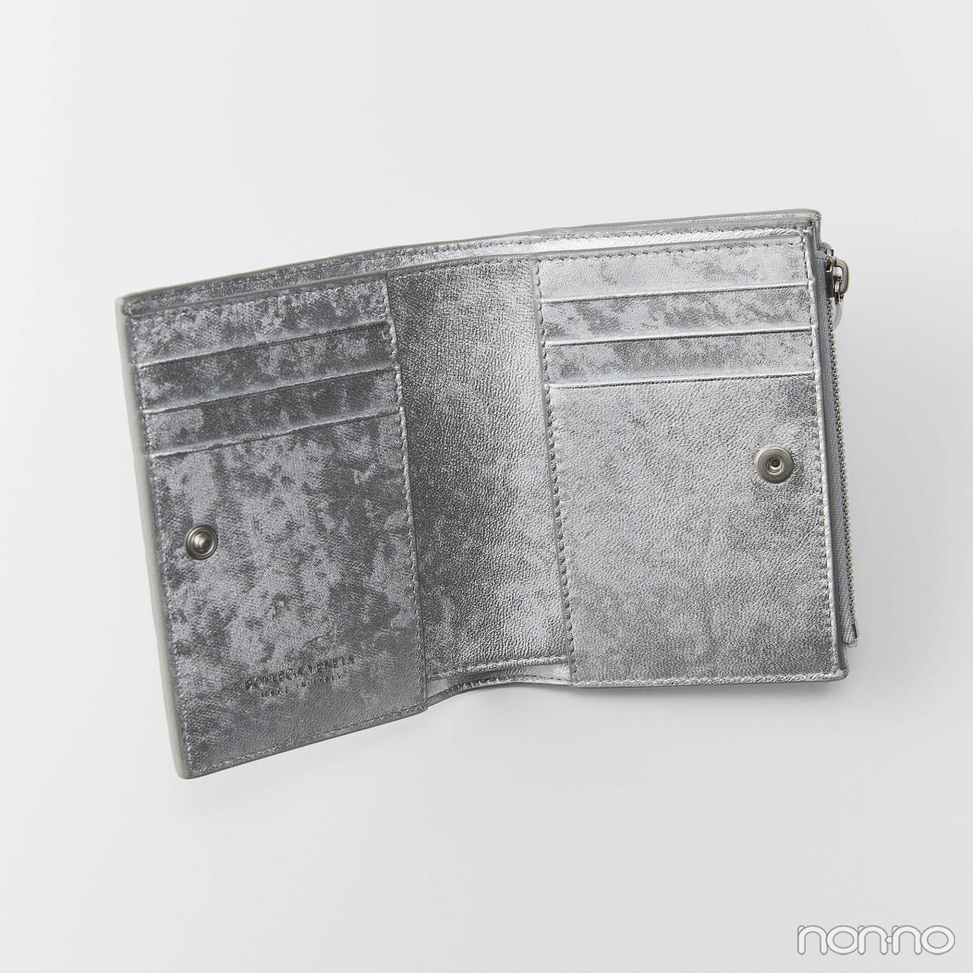 ボッテガ・ヴェネタのイントレチャートスモールウォレットの中身