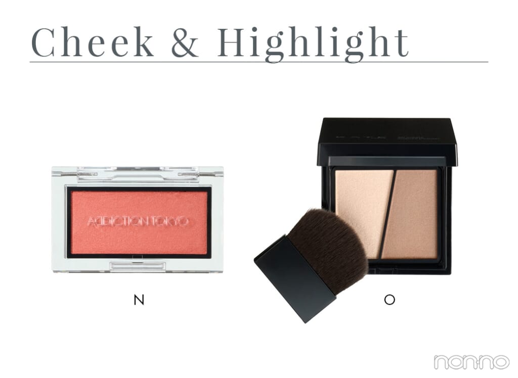 左からコーラルカラーのチーク、ハイライトとシェーディングパレット