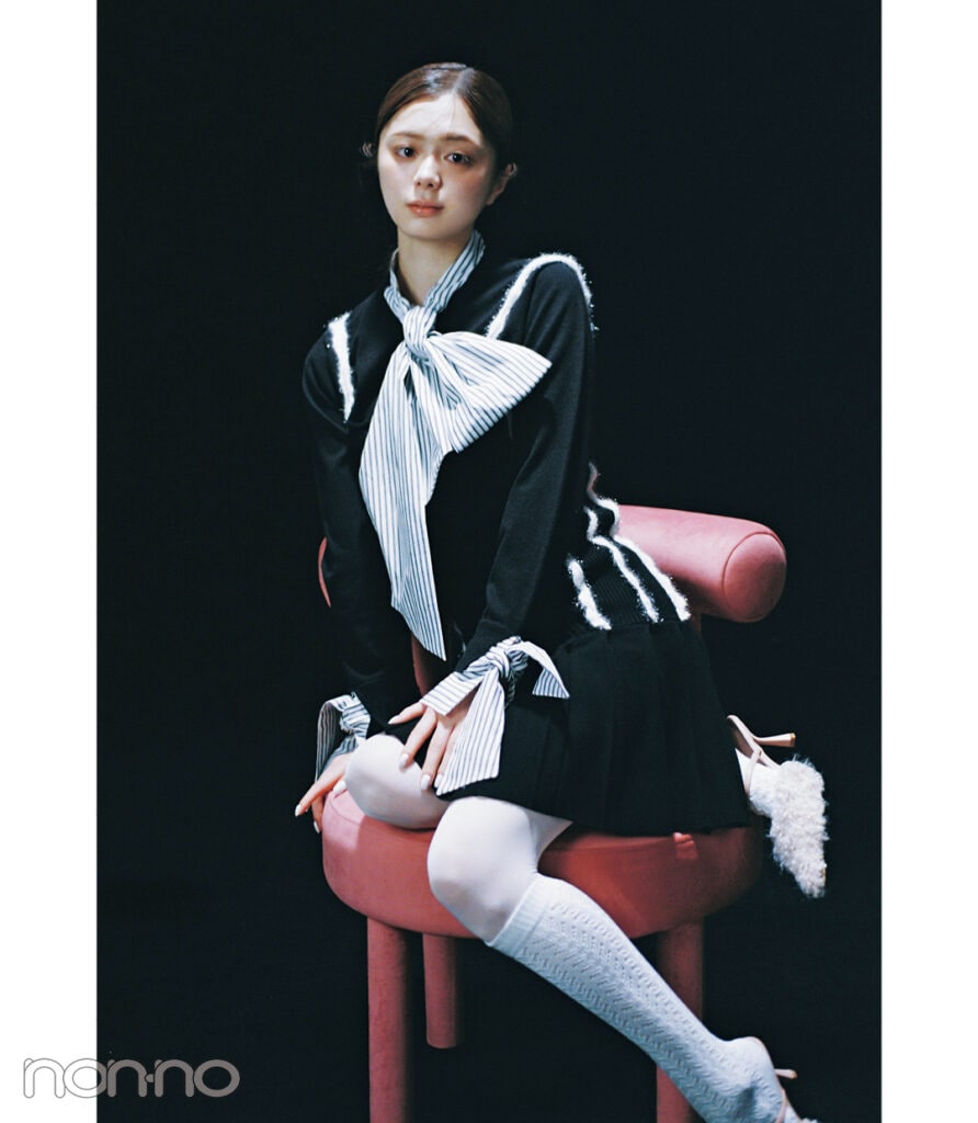 紺野彩夏が着るSNIDELのビッグリボントップス