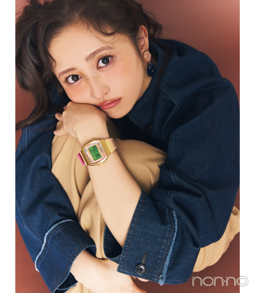 TIMEXのラバーバンドの腕時計を付けた井上和