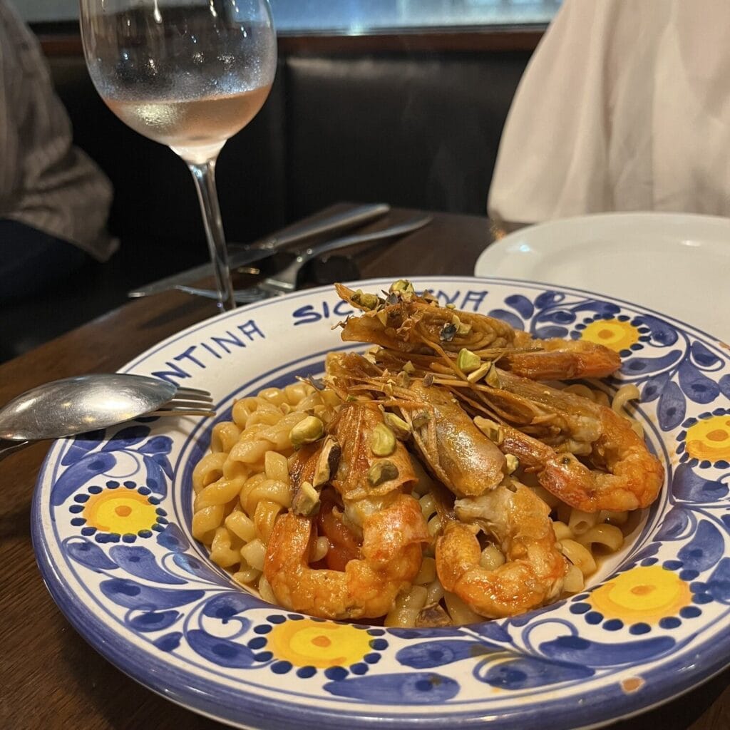 カンティーナ シチリアーナ トゥット イル マーレ 銀座4丁目 パスタ 赤海老の濃厚ソース 自家製ブジアータ ピスタチオがけ
