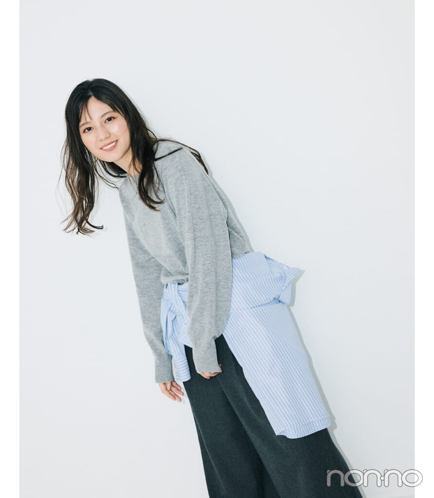 小坂菜緒とグレーのクルーネックニット×ワンテク