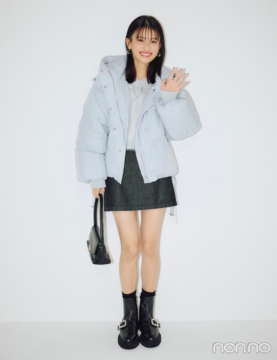 ダウンジャケット×デニムミニスカートのコーデ