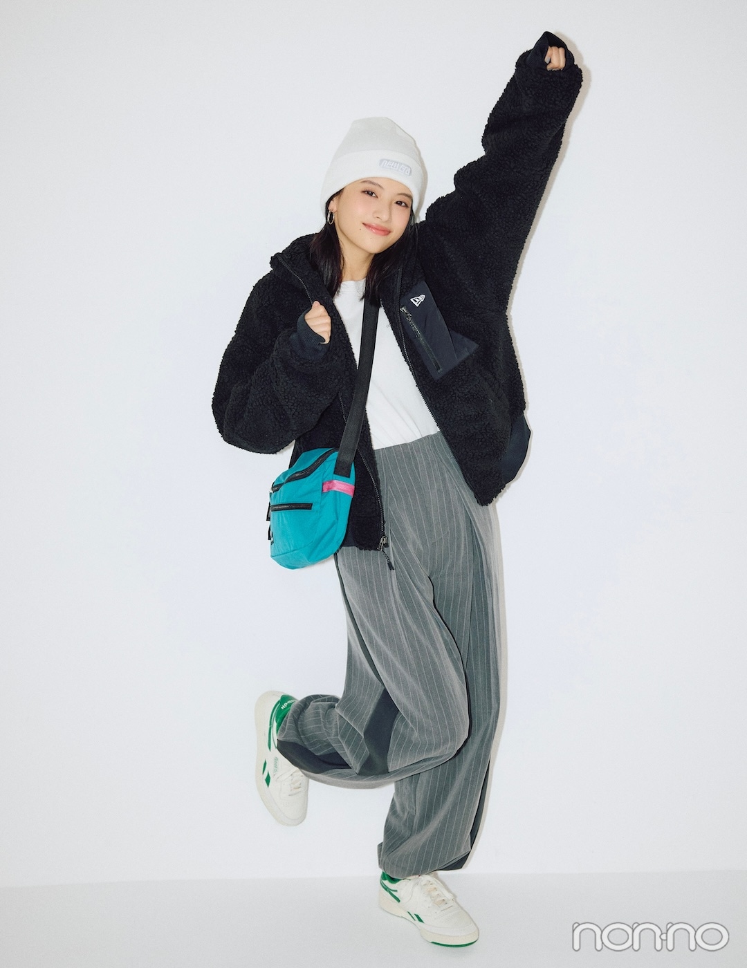 【ディズニーコーデ】ワイドパンツ×もこもこアウター×スニーカー