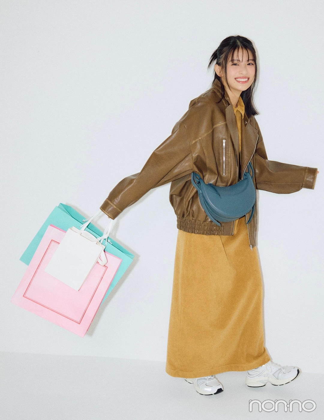 【ディズニーコーデ】コーデュロイのワンピース×ブルゾン×スニーカー