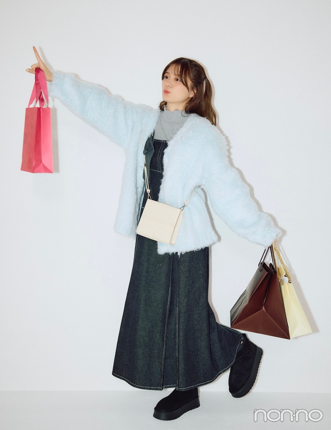 【ディズニーコーデ】デニムワンピース×カーディガン×厚底ブーツ