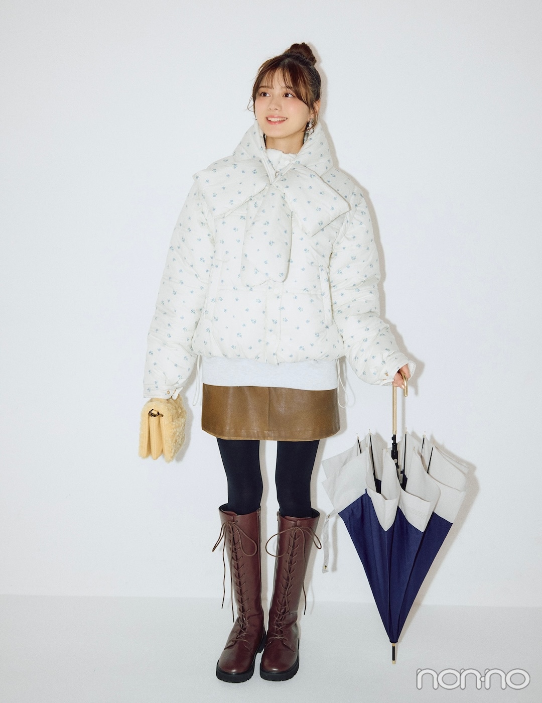 ダウンジャケット×レザー調スカートのコーデ