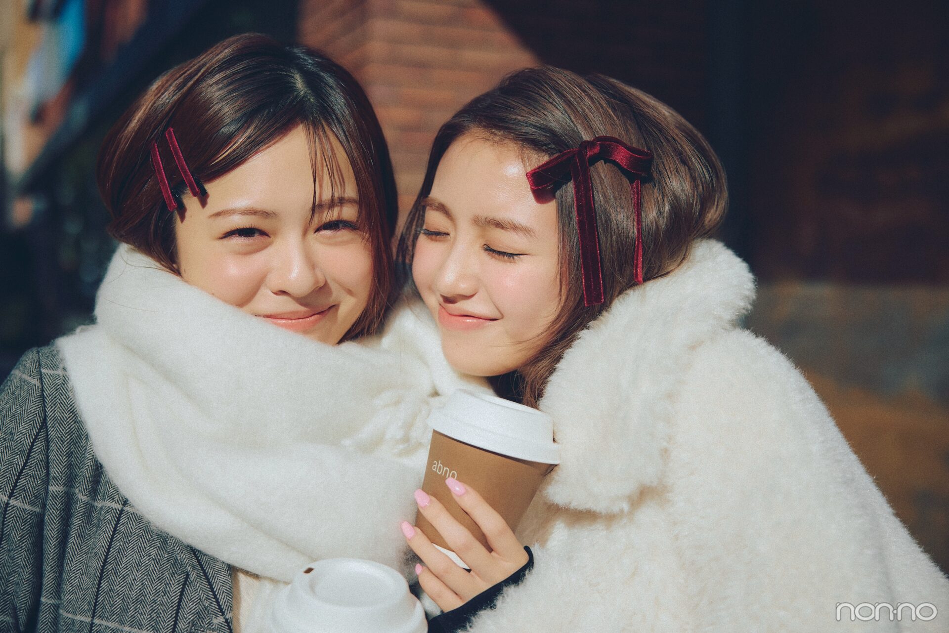 赤いベロアのヘア小物をつけた莉子と香音