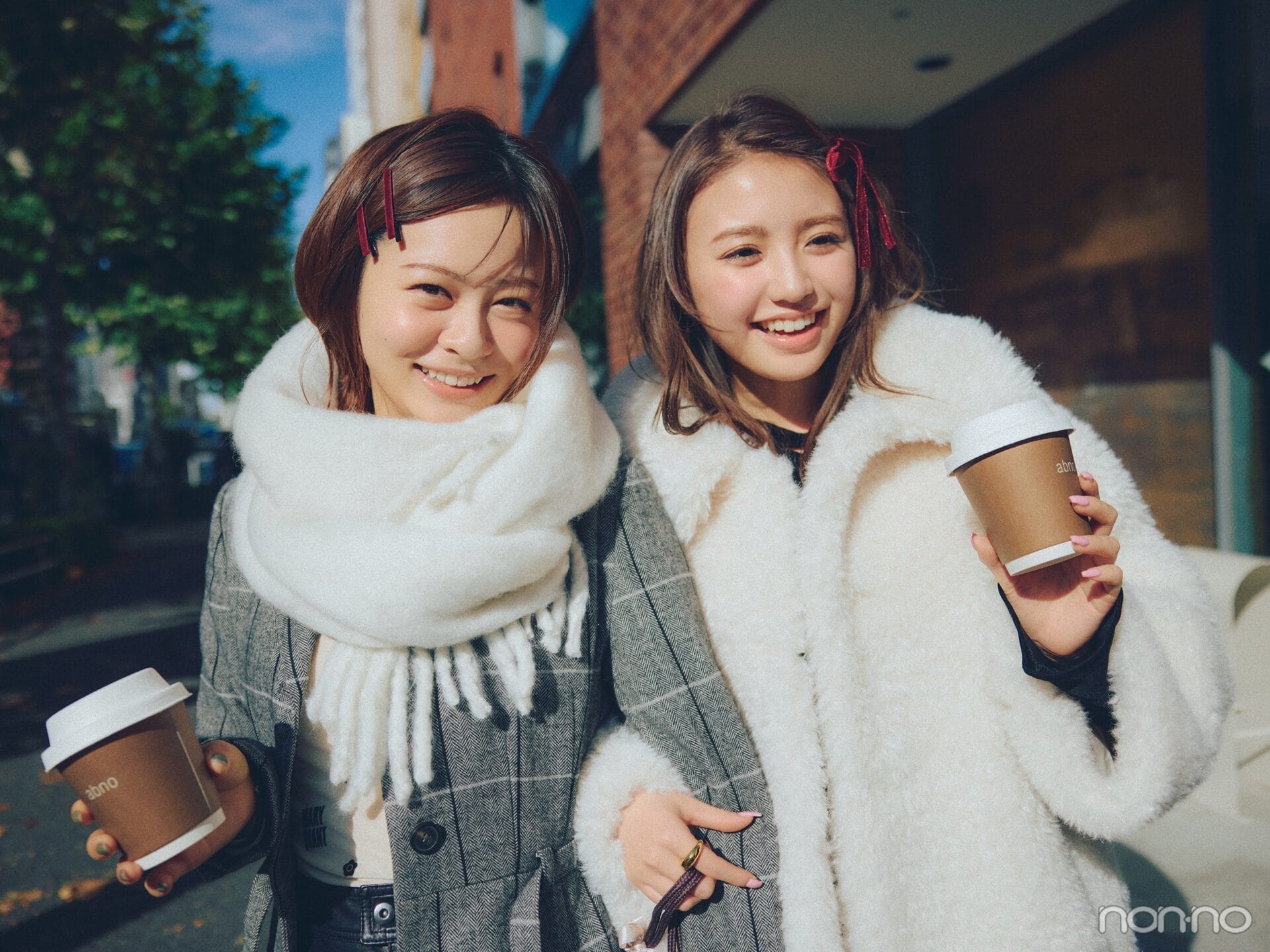 街を歩く莉子と香音の上半身