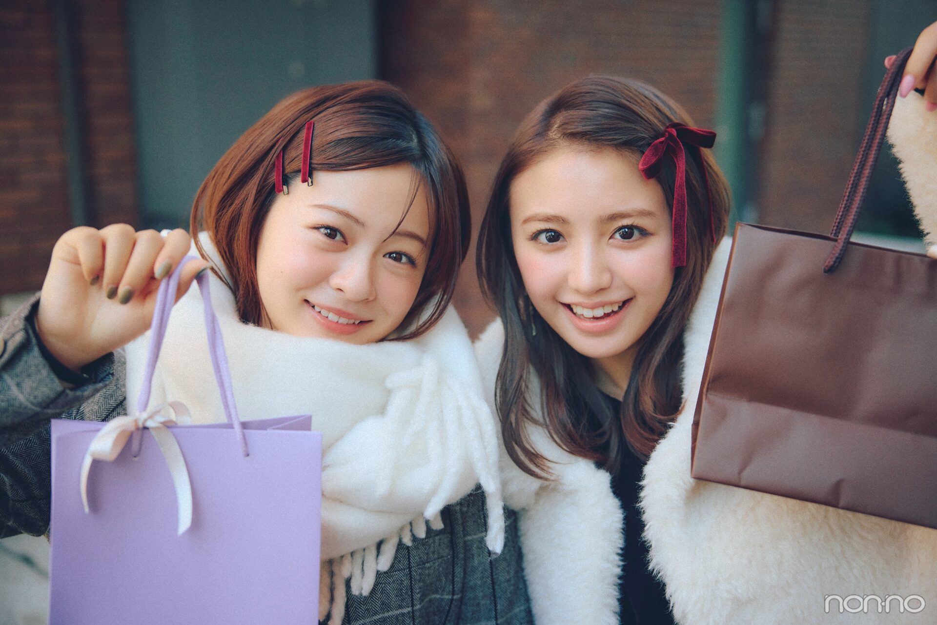 小さい紙袋を持つ莉子と香音