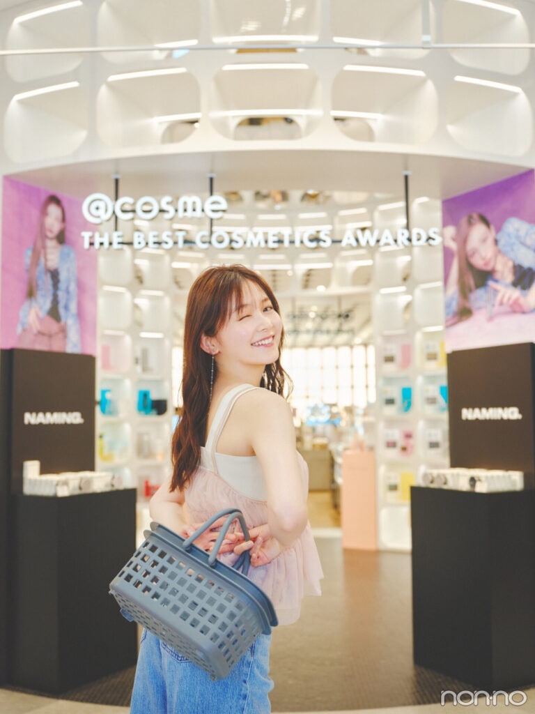 @cosme TOKYOのエントランスで買い物カゴを持つ久間田琳加