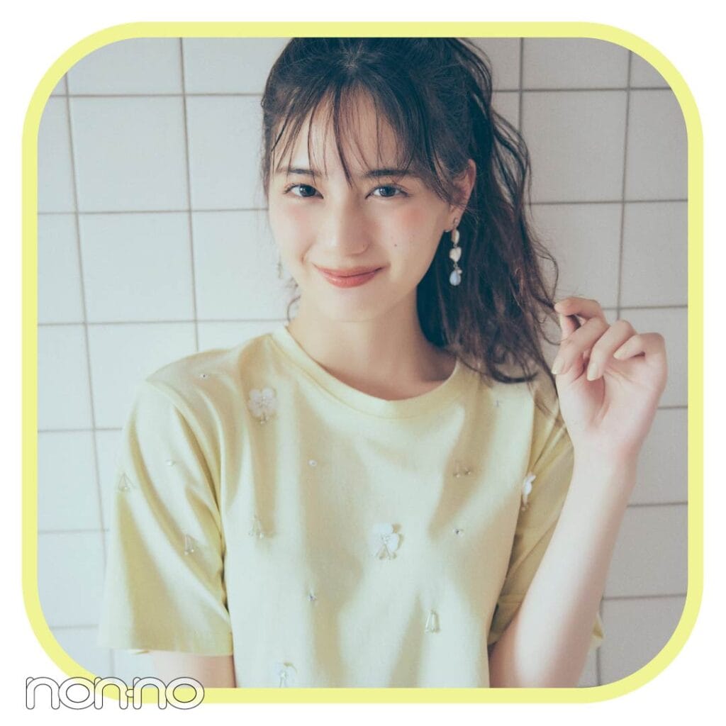 小坂菜緒のフラワービーズTシャツ