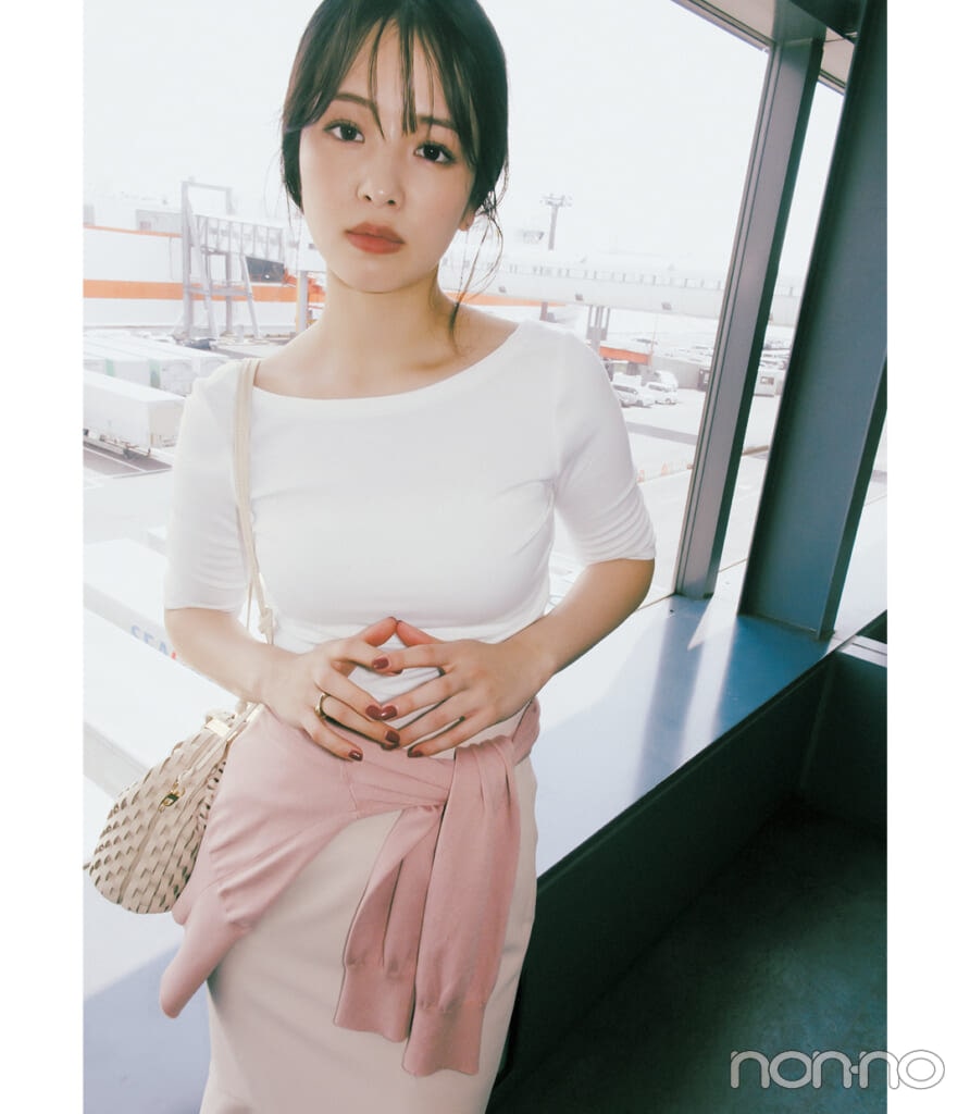 白Tシャツの韓国コーデ 鎖骨見せのボートネック