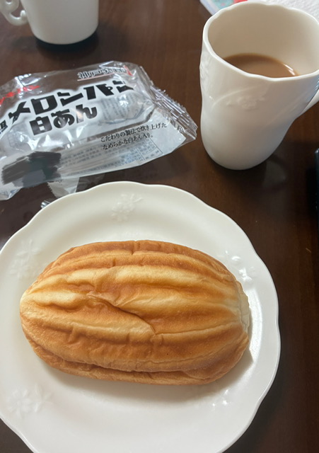 白あんが入ったメロンパンとミルクティー
