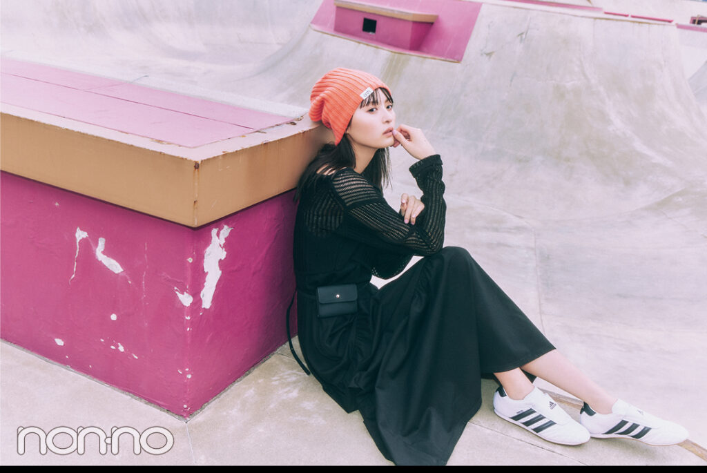 遠藤さくらモノトーン×スポーツMIXコーデ3-2