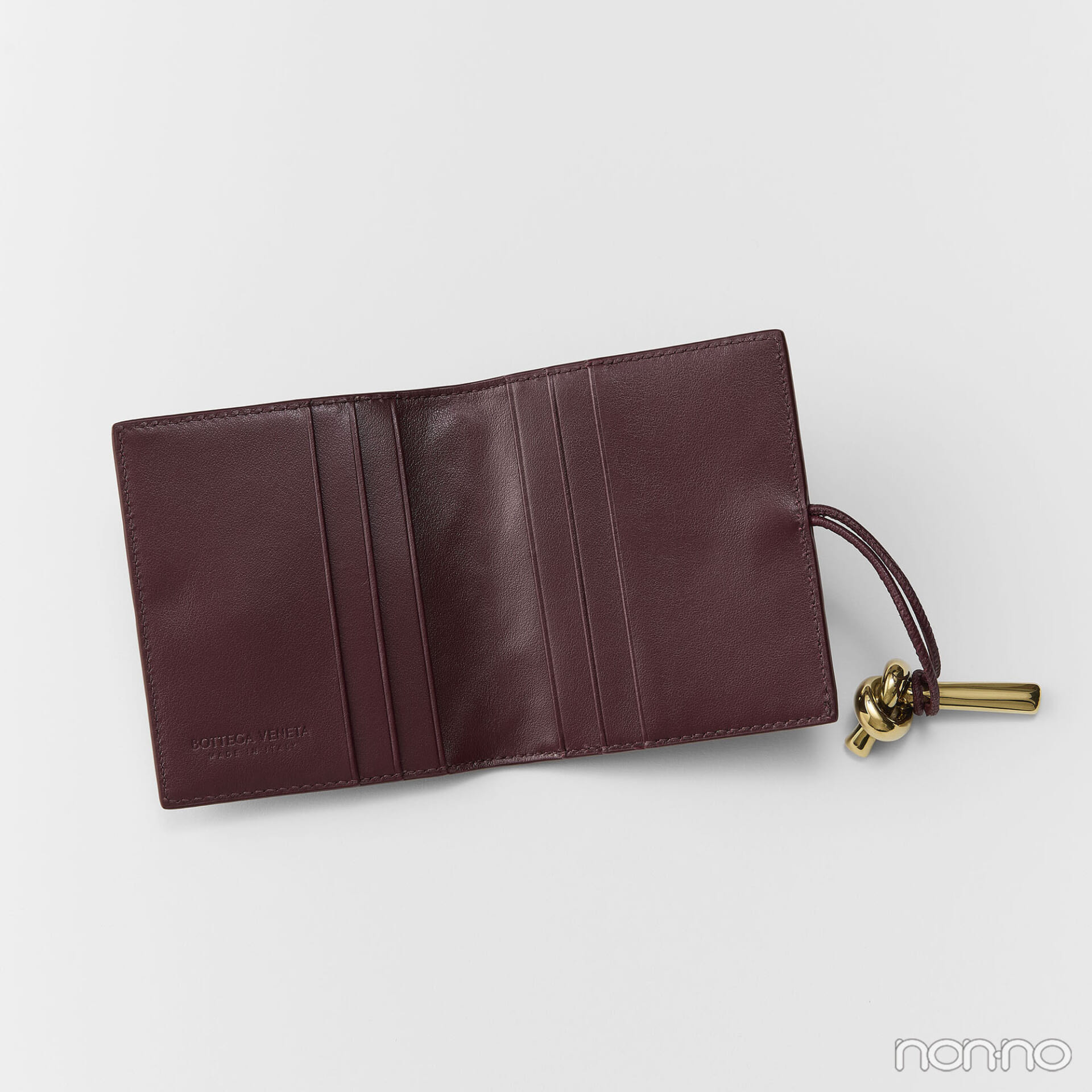 ボッテガ・ヴェネタのアンディアーモ フラップ カードケースの中身