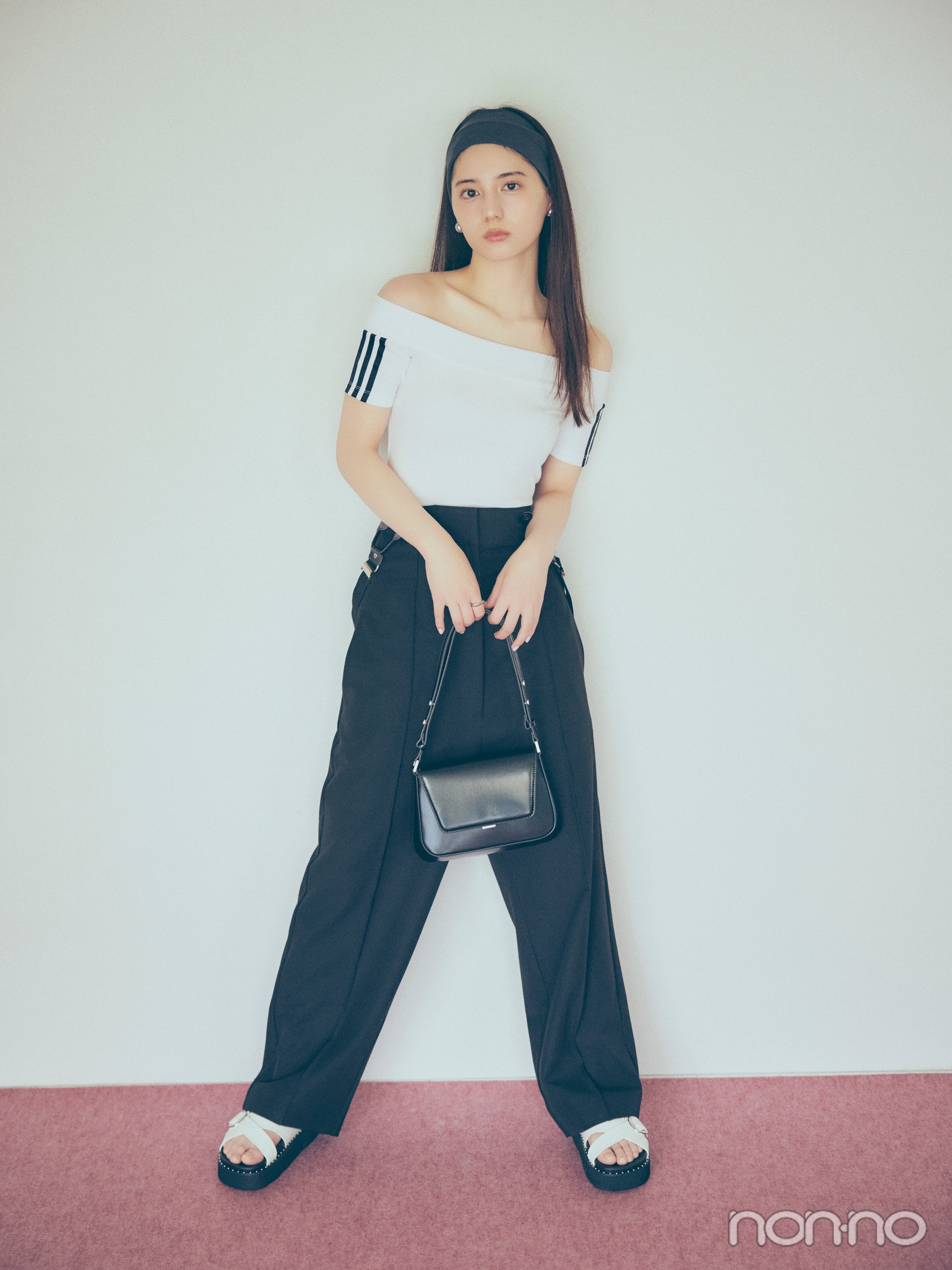 スポみオフショルTシャツを着た小坂菜緒の全身カット