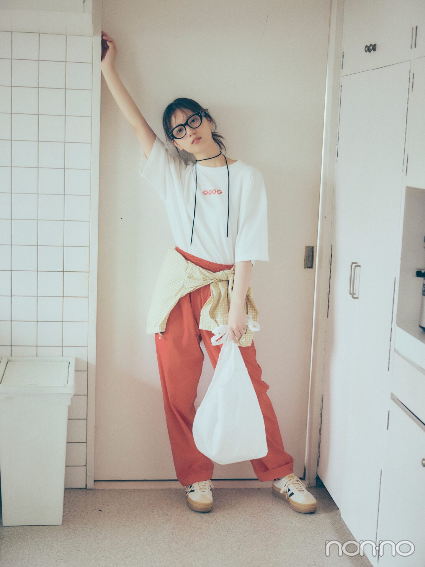 食いしん坊パンダTシャツを着た小坂菜緒の全身カット