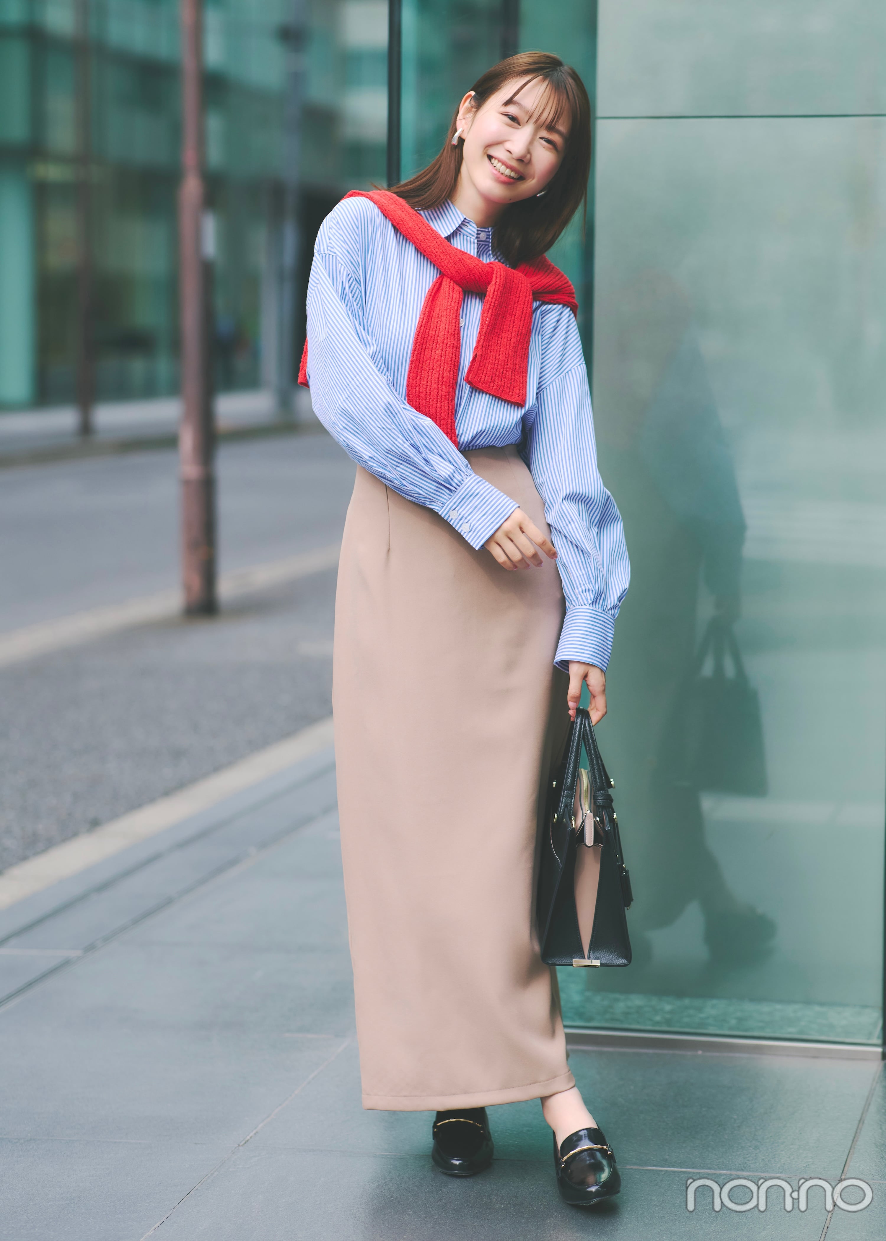 カラーカーデとスカートのオフィスカジュアルコーデ