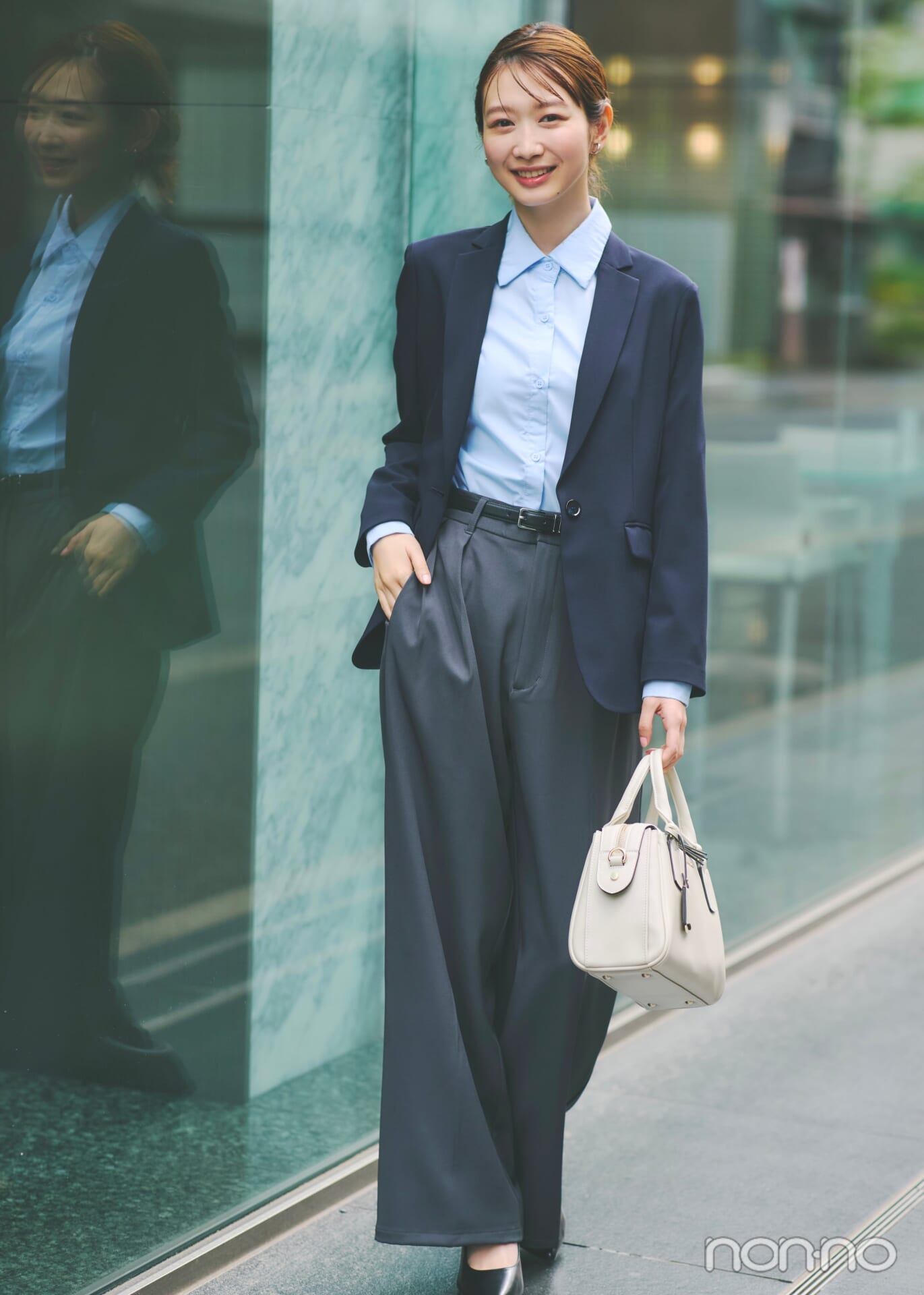 新社会人におすすめのネイビージャケットとグレーパンツの服装