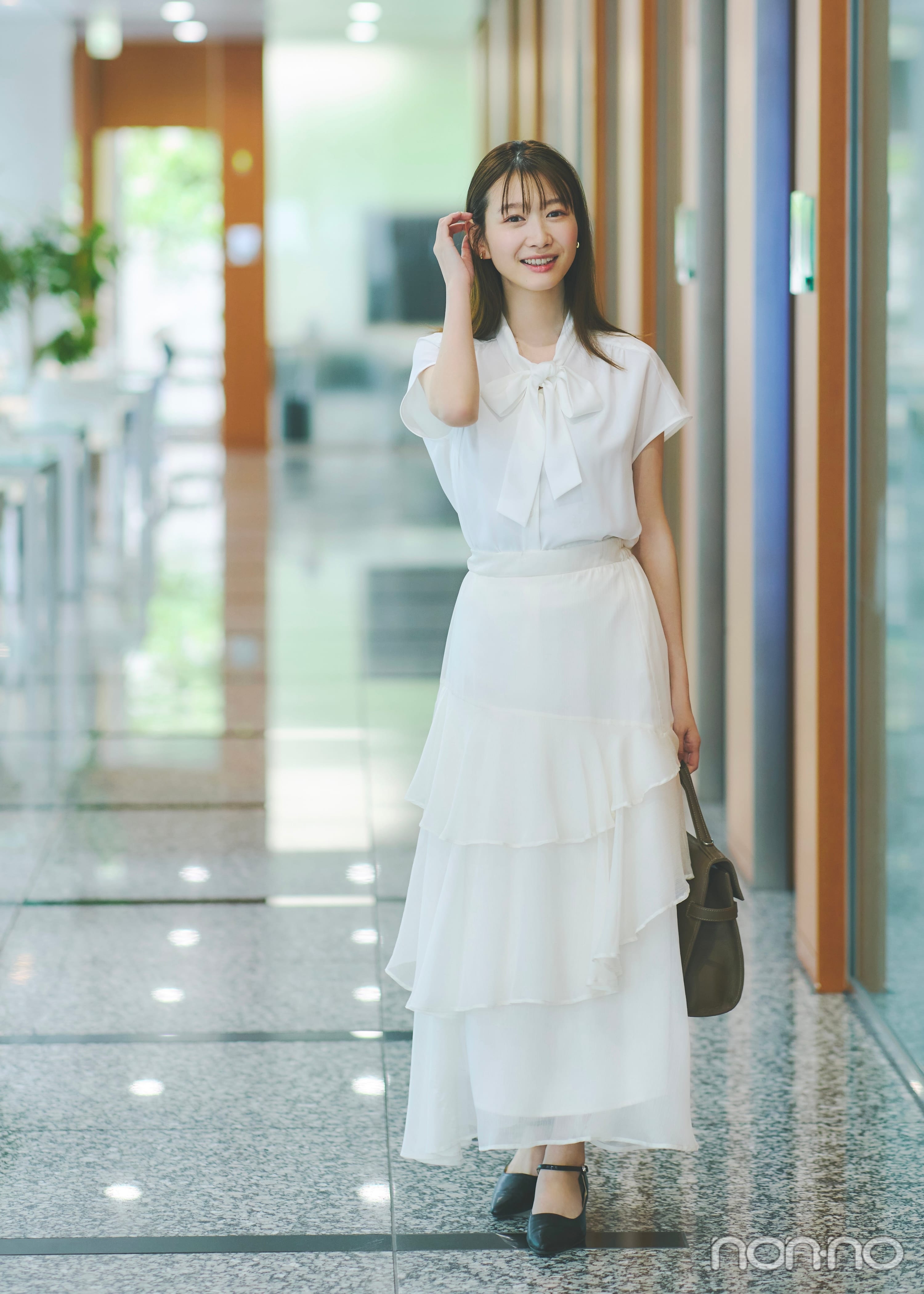 ボウタイブラウスとスカートのホワイトオフィスカジュアルコーデ