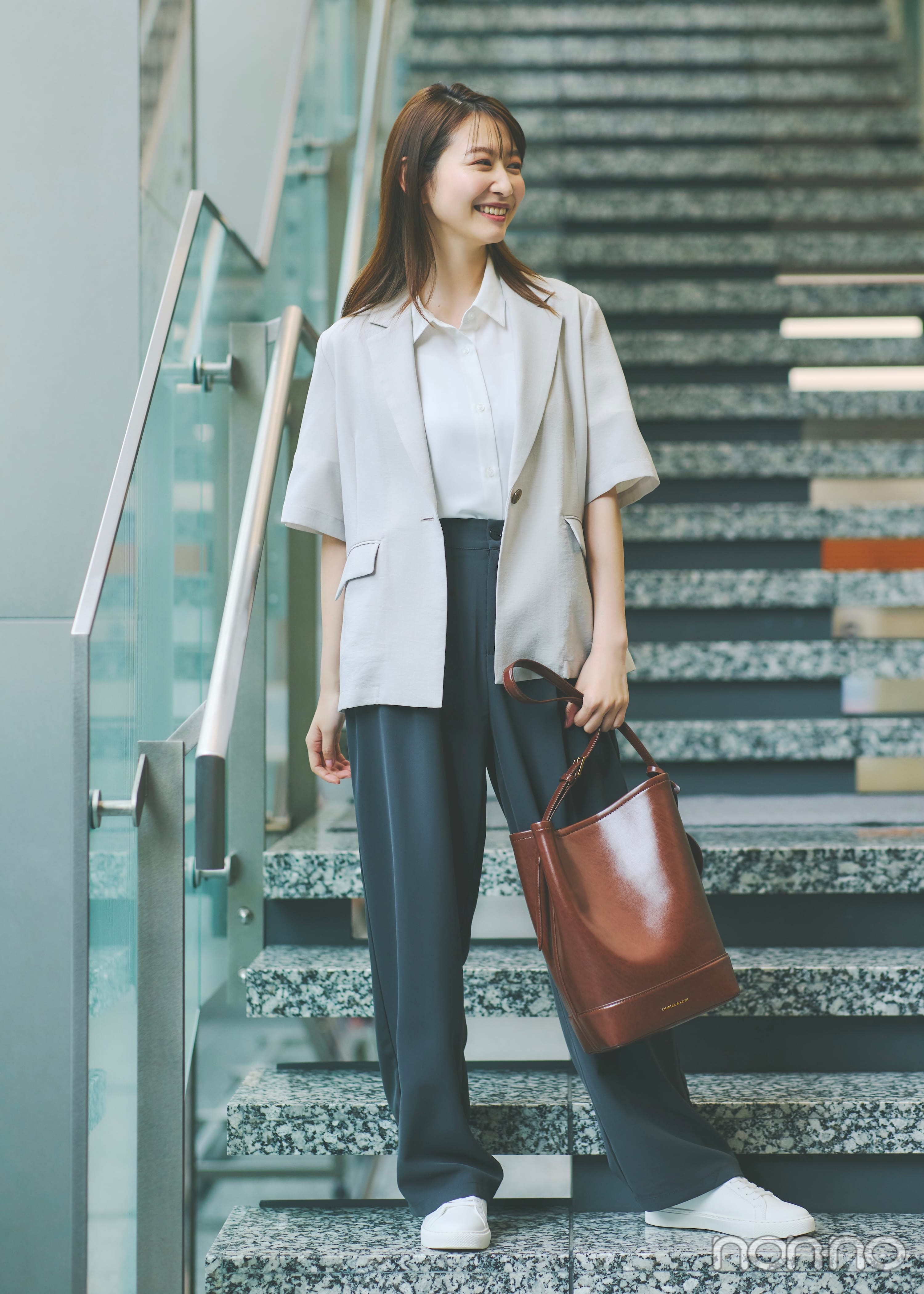 半袖ジャケットとパンツのオフィスカジュアルコーデ