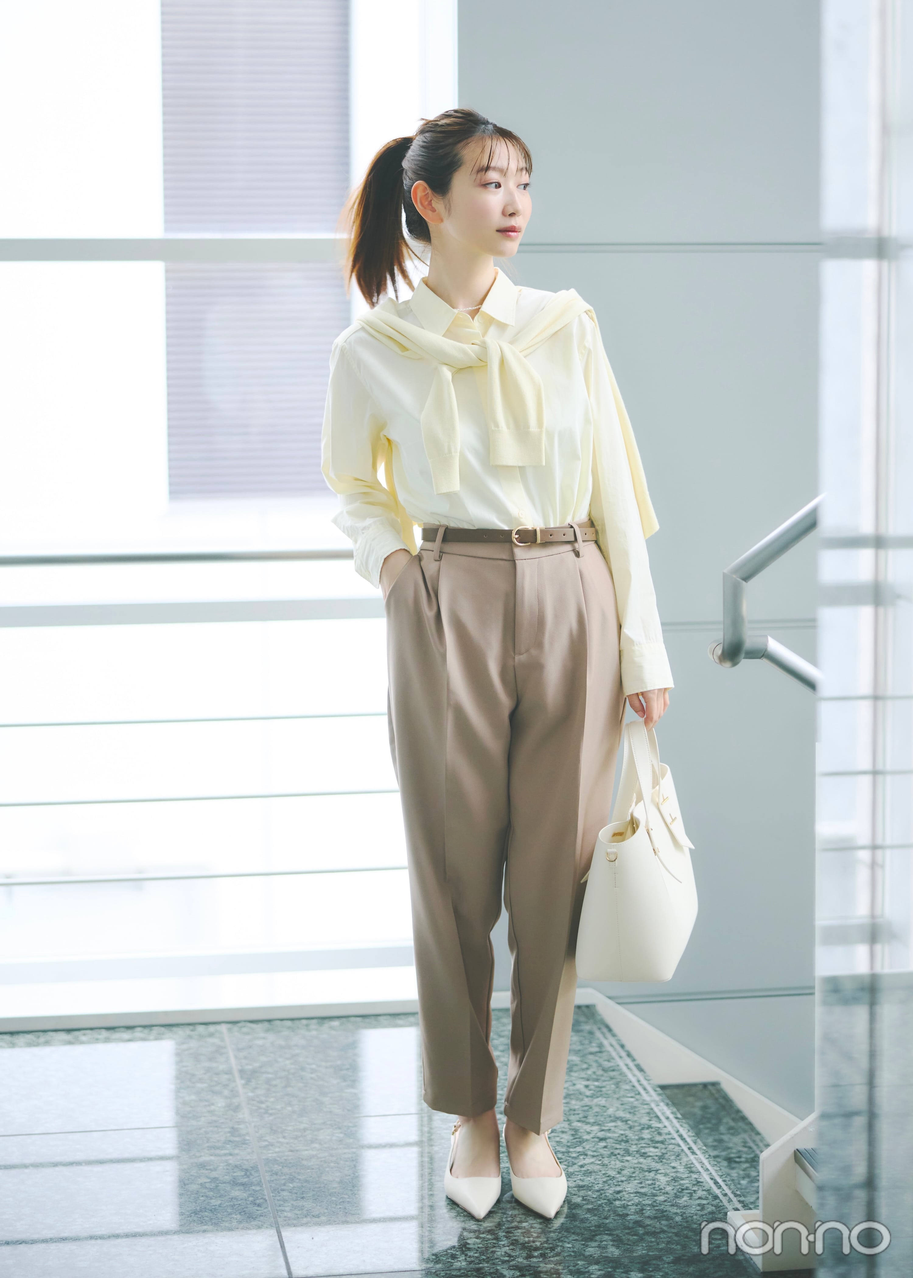 イエローシャツとパンツのオフィスカジュアルコーデ