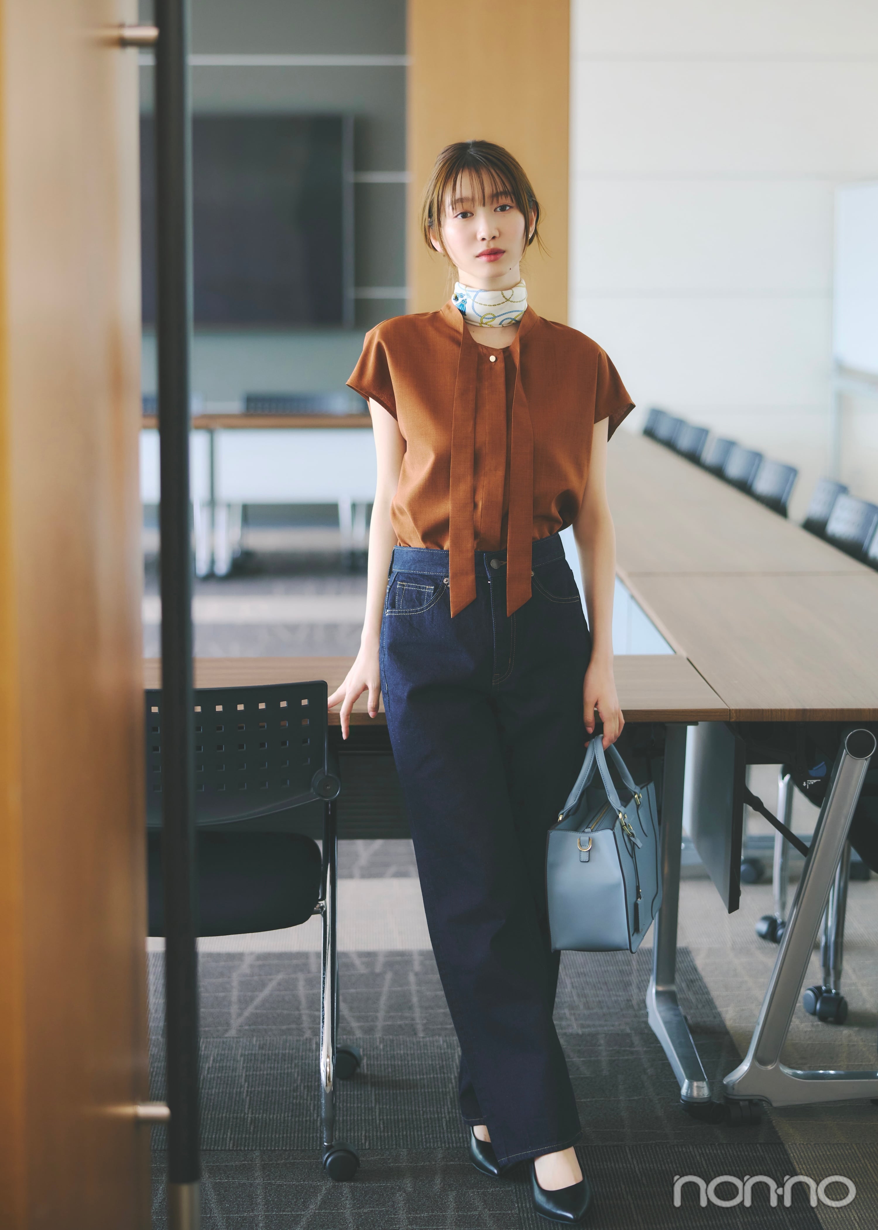 ブラウスとデニムのオフィスカジュアルコーデ