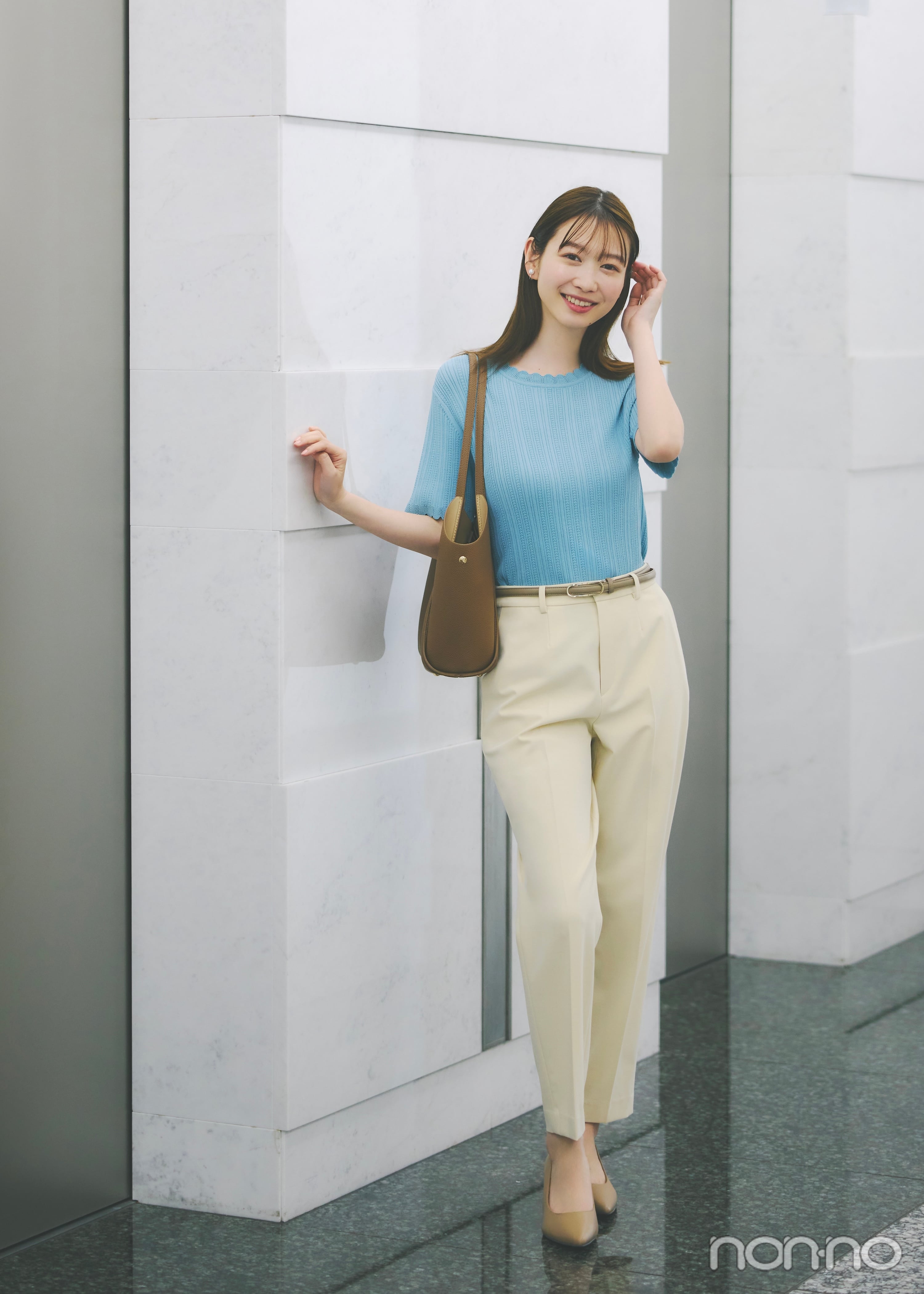 ブルーニットとパンツのオフィスカジュアルコーデ