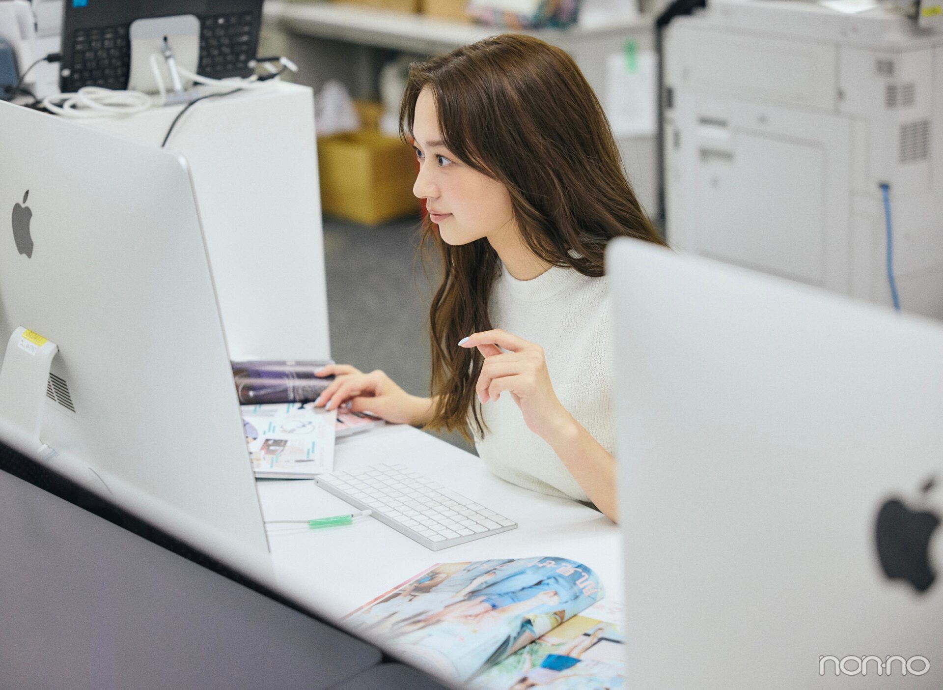 佐藤和奏がパソコンで勉強する様子