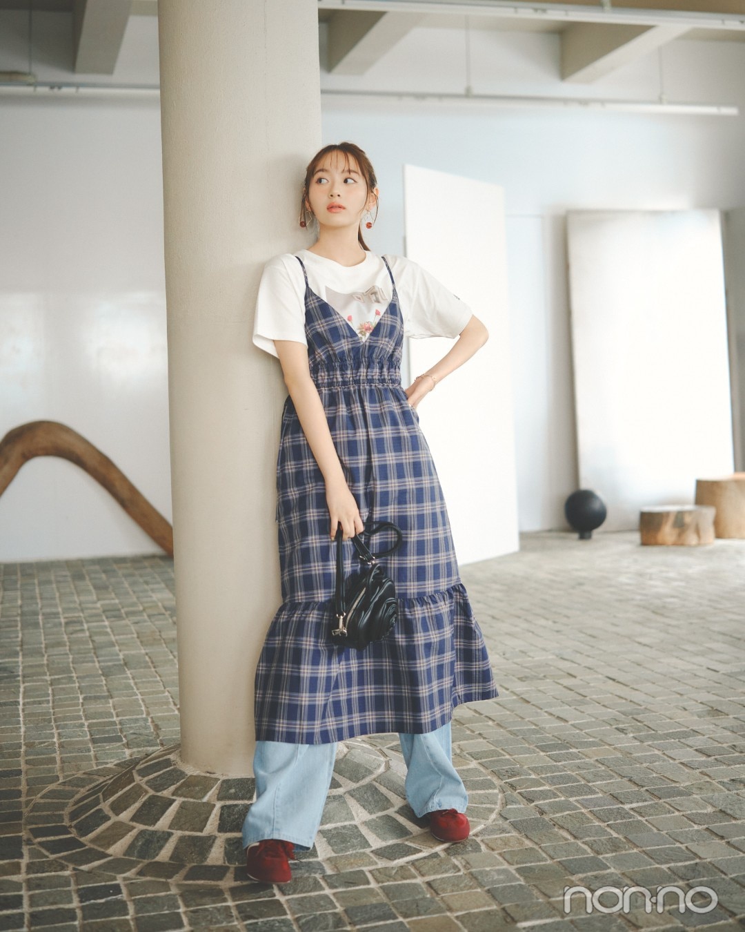 切り替えワンピを着た加藤栞