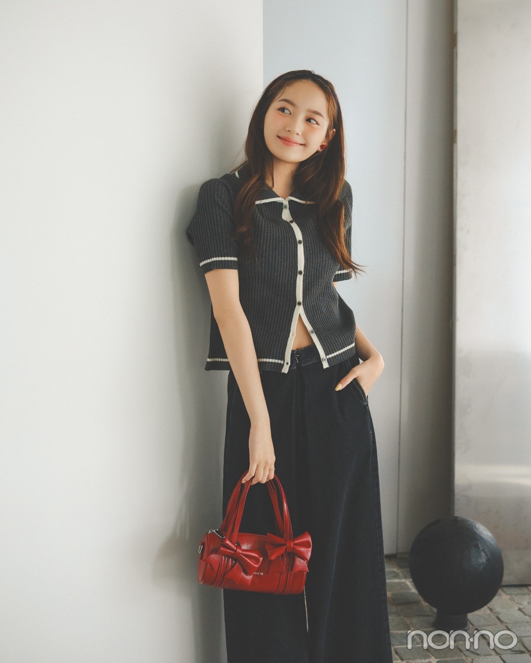 前あきニットを着た加藤栞