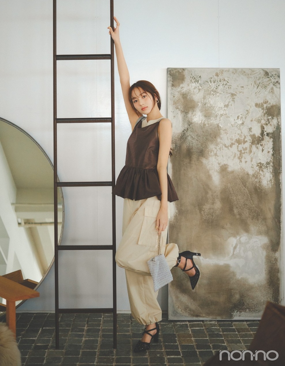 ペプラムキャミ×カーゴパンツでつくるフェミニンコーデ