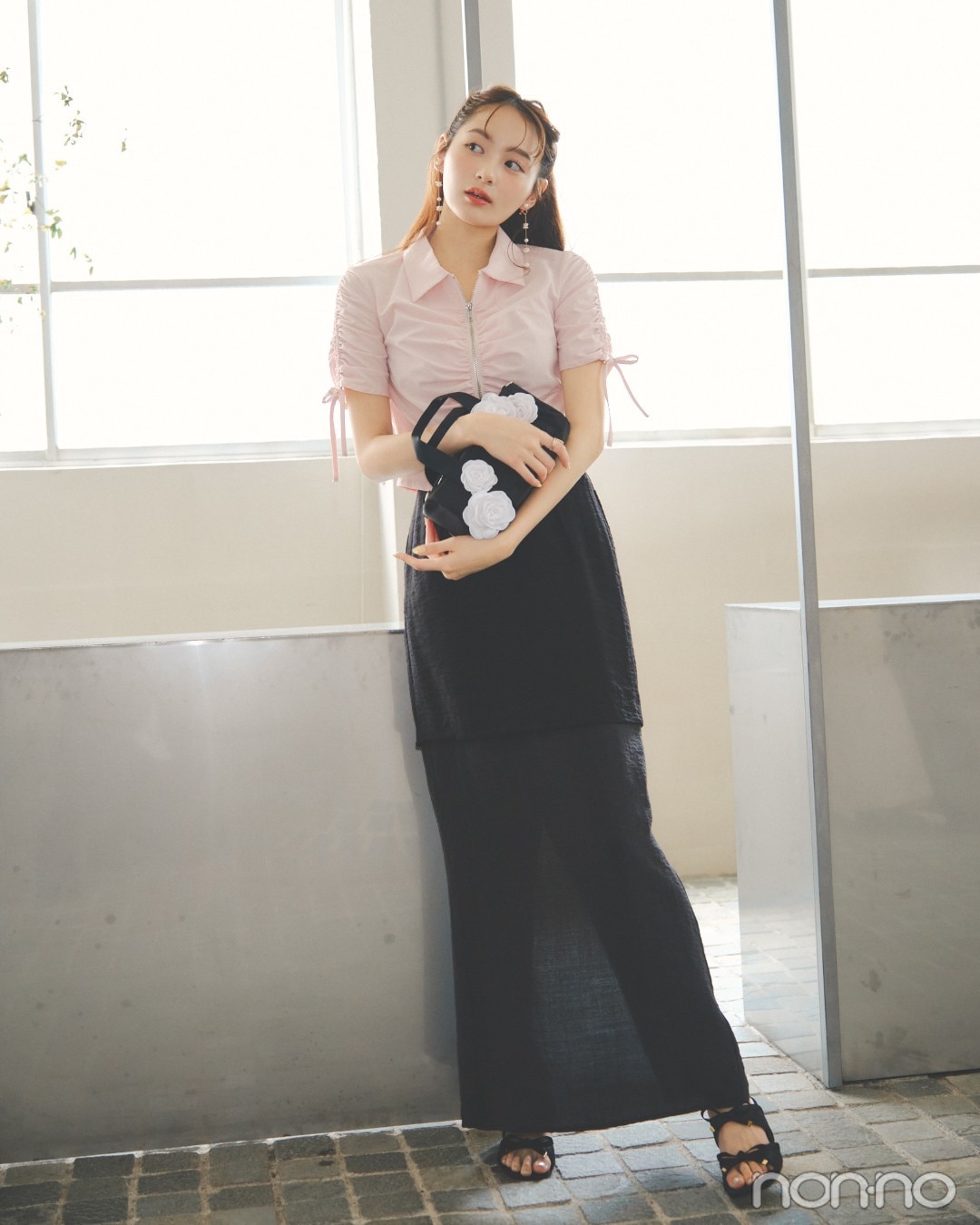 透けるスカートを履いた加藤栞